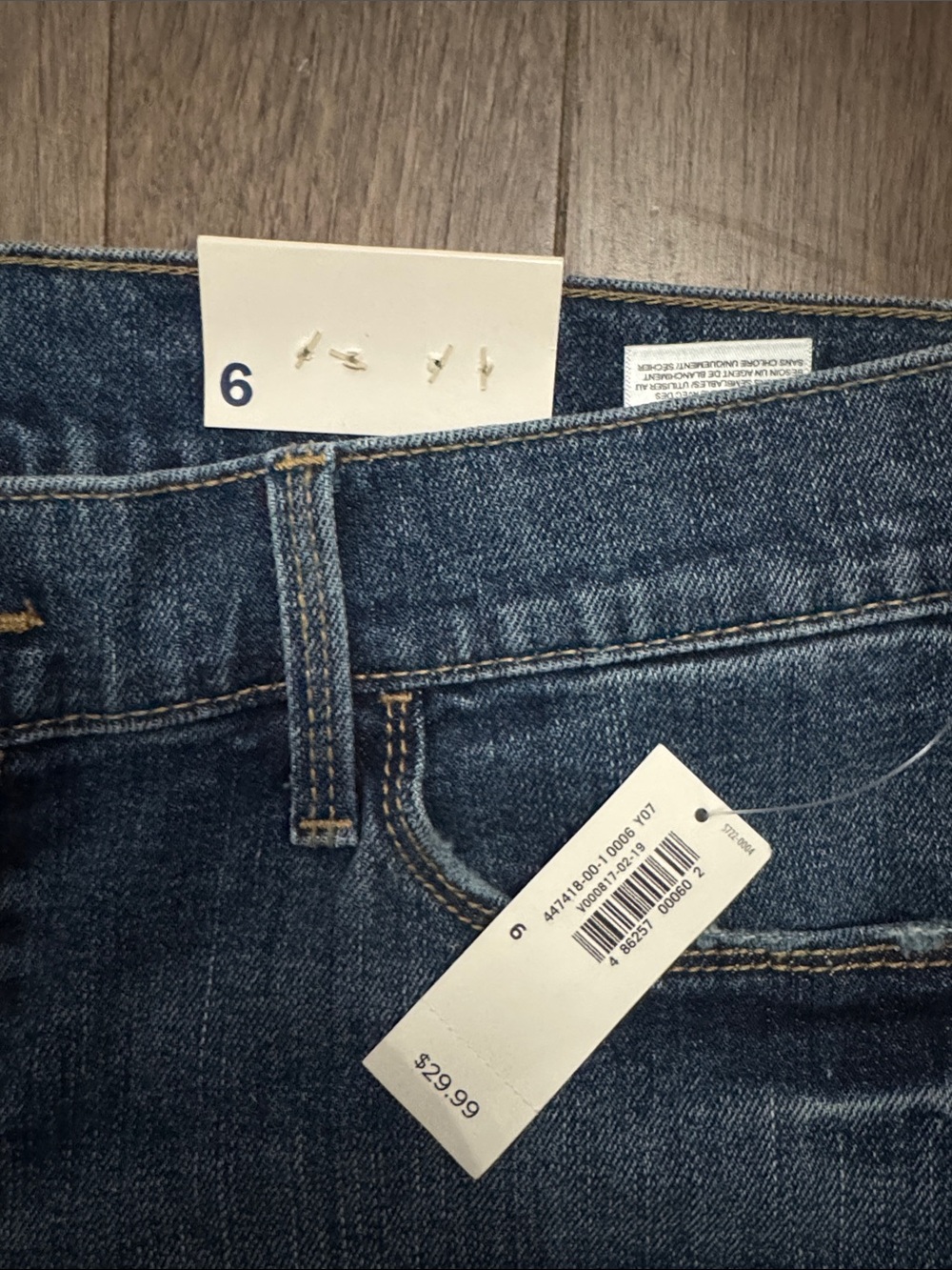 Women’s old navy jean shorts size 6 - Picture 2 of 4